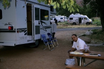 Beim Kartoffelschälen