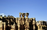 Säulen die fast wie Köpfe wirken