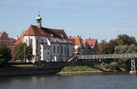 Kirche nahe der steinernen Brücke