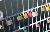 Viele Schlösser auf Donaubrücke