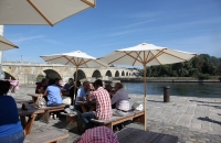 Im Gastgarten der alten Wurstkuchl