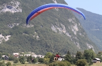 Paragleiter bei der Landung