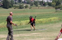 Paragleiter bei der Landung