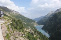 Landschaft talabwärts der Malta-Staumauer