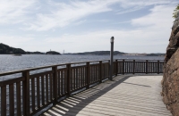 Boardwalk in Uddevalla, im Hintergrund ist die Brücke zu sehen