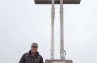Ich beim Gipfelkreuz beim Klosterwappen