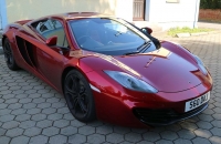 Ein McLaren MP4-12C vor dem Stanglbräu