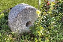 Stein vor dem Aussersalfnerhof