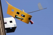 Große Figuren an Hochhaus