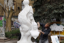 Ein Künstler mit Gips