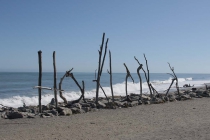 Schriftzug der Stadt Hokitika am Strand