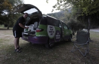 Wolfgang beim Kochen beim Camper