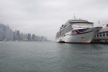 Ein Kreuzschiff im Hafen