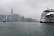 Kreuzschiff und Skyline vom Hafen