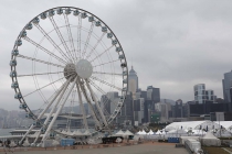 Ein Riesenrad beim Hafen