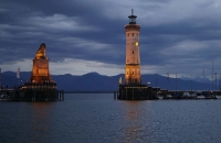 Hafeneinfahrt von Lindau bei Nacht