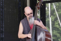 Bassist einer Jazz-Kombo
