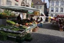 Bunte Markststände am Stiftplatz