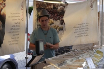 Verkäufer am Käse- und Olivenstand