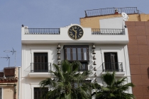 Haus mit schöner, alter Uhr