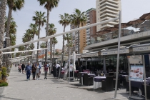 Strandpromenade mit vielen, kleinen Restaurants