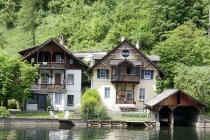 Alte Häuser am Seeufer des Hallstättersee