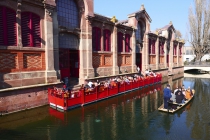 Markthalle mit Restaurantbereich über dem Wasser