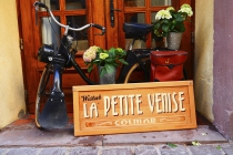 Altes Moped mit Blumenschmuck vor Winstub