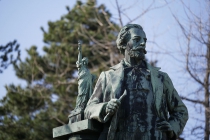 Frédéric-Auguste Bartholdi mit seinem wohl bekanntestem Werk - der New Yorker Freiheitsstatue