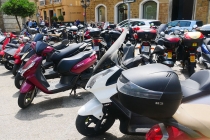 Viele Motorroller in Cádiz geparkt